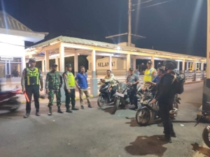 Serda Lalu Rupawan Lakukan Patroli Wilayah, Pastikan Keamanan Kecamatan Seteluk Tetap Aman