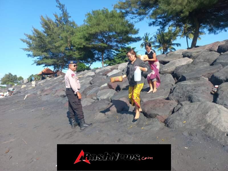 Satpolairud Polres Gianyar Sambangi Aktivitas Masyarakat di Pesisir Pantai Masceti dalam Rangka Ops Ketupat Agung 2026