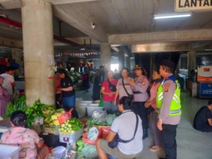 Dalam Rangka Operasi Ketupat Agung 2026 Satgas Binmas Laksanakan Penyuluhan di Pasar Kumba sari Denpasar