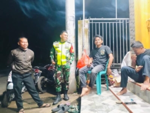 Ronda Malam di Desa Binaan, Babinsa Himbau Warga Jaga Ketertiban dan Pengamanan Rumah