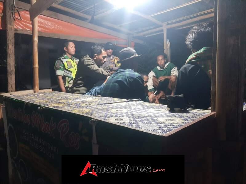 Babinsa Koramil 02/Bolo Gelar Ronda Malam, Imbau Warga Aktif Jaga Keamanan