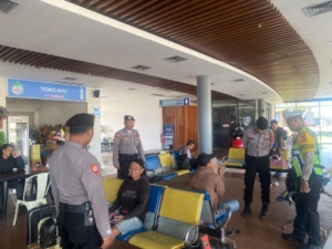 Polisi Hadir di Tengah Pemudik, Sampaikan Pesan Kamtibmas di Terminal Mengwi