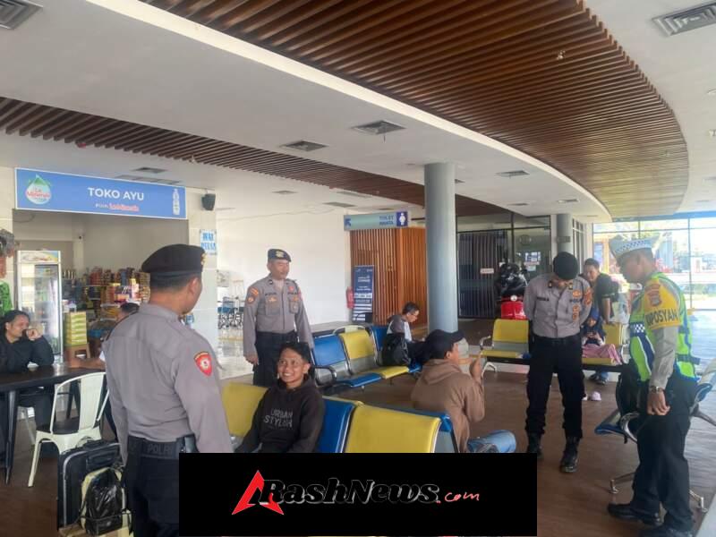 Polisi Hadir di Tengah Pemudik, Sampaikan Pesan Kamtibmas di Terminal Mengwi