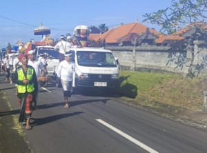 Jelang Nyepi Caka 1948, Babinsa Bajera Utara Dampingi Upacara Melasti di Pantai Soka