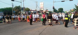 Ops Ketupat Agung 2026: Personel Pos Yan Masceti Laksanakan Pengaturan Lalu Lintas Saat Melasti