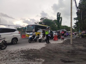 Ops Ketupat Agung 2026, Personel Polsek Densel Lakukan Pengaturan Lalu Lintas di Simpang Matahari Sanur