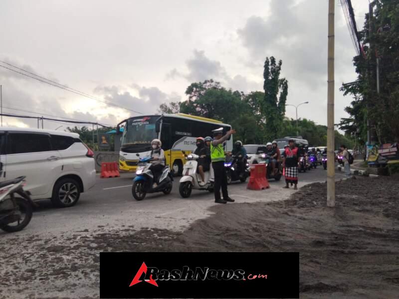 Ops Ketupat Agung 2026, Personel Polsek Densel Lakukan Pengaturan Lalu Lintas di Simpang Matahari Sanur