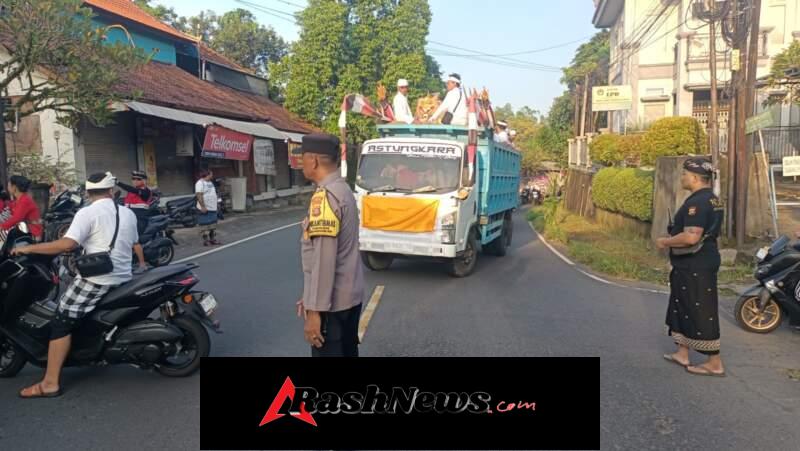 Personel Polsek Banjarangkan Laksanakan Pengamanan dan Pengaturan Lalu Lintas Kegiatan Melasti.