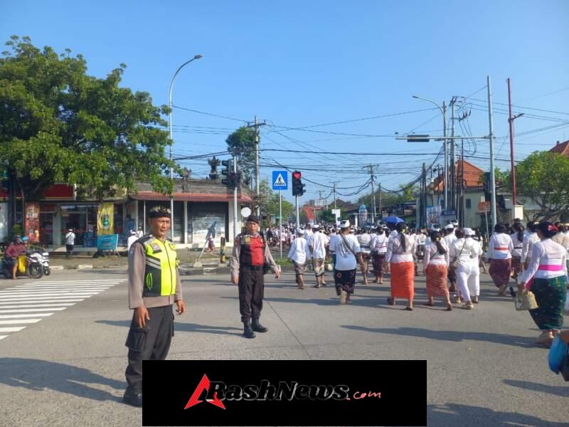 Polsek Gianyar Amankan Prosesi Melasti Desa Adat Serongga ke Pantai Lebih