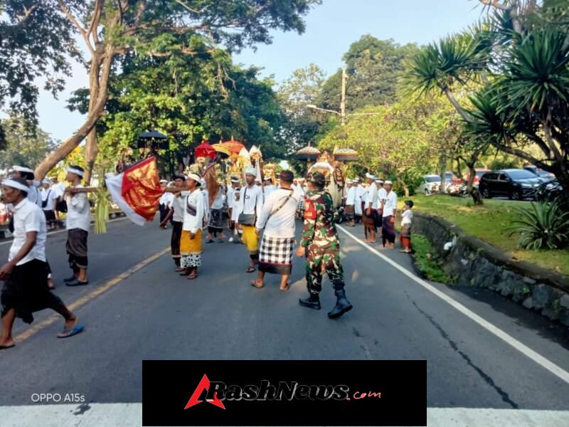 Babinsa Pikat Kawal Melasti Tunjukkan Sinergi Dan Pelestarian Budaya Dalam Balutan Kebersamaan
