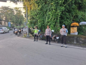 Kapolsek Mengwi Pimpin Pengaturan Lalu Lintas di Simpang Munggu, Pastikan Kegiatan Melasti Berjalan Lancar