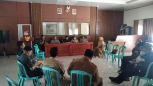 Babinsa Koramil Poto Tano Hadiri Monitoring Kesiapan Perayaan Nyepi dan Idulfitri di Desa Kokarlian