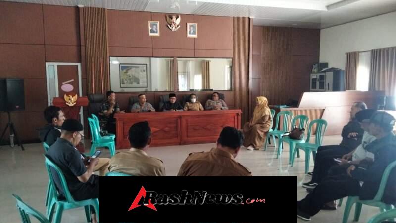 Babinsa Koramil Poto Tano Hadiri Monitoring Kesiapan Perayaan Nyepi dan Idulfitri di Desa Kokarlian