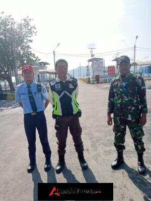Babinsa Koramil 1628-04/Poto Tano Laksanakan Pengamanan di Pelabuhan Penyeberangan