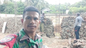 Kegiatan Babinsa: Pemasangan Pondasi dan Batako di Desa Batutua Sukses