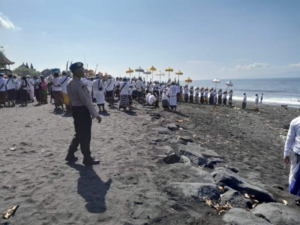 Personel Sat Polairud Polres Klungkung Amankan Kegiatan Melasti di Pantai Watu Klotok.
