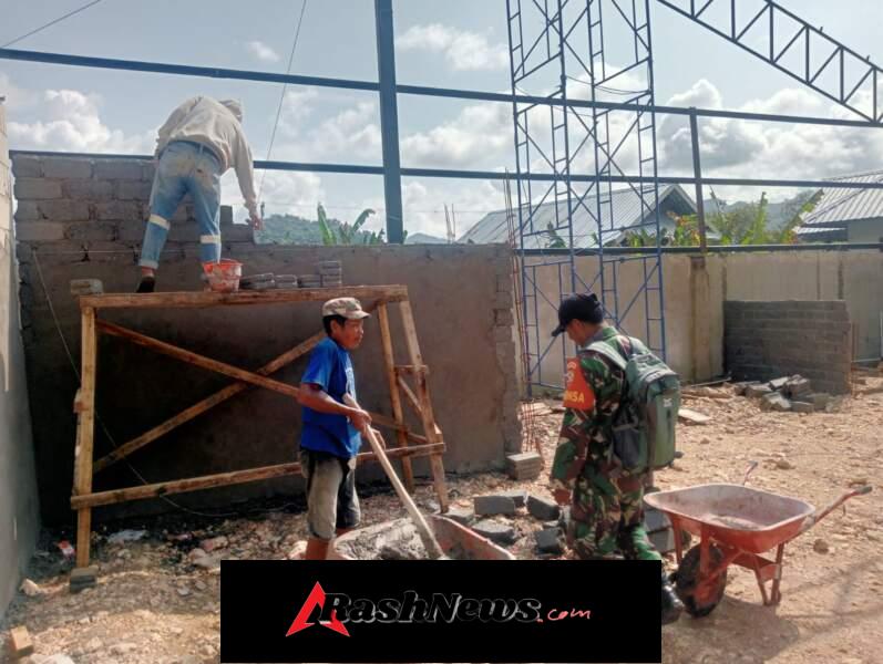 Dukung Pembangunan Desa, Babinsa Beru Pantau Proses Pemasangan Tembok Hebel Koperasi Merah Putih