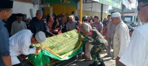 Babinsa Koramil Taliwang Hadiri Takziah Warga, Wujud Kepedulian TNI