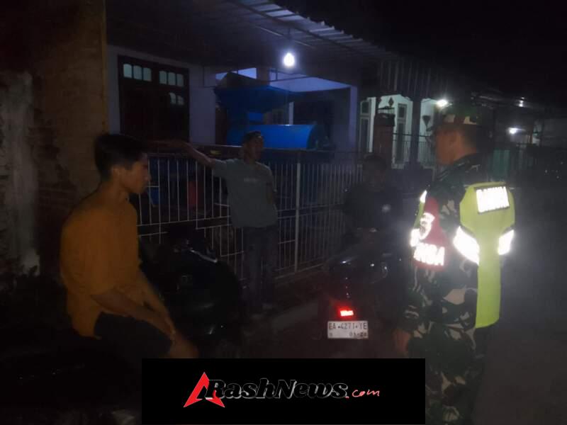 Babinsa Koramil Donggo Lakukan Patroli Siskamling Jaga Keharmonisan Warga