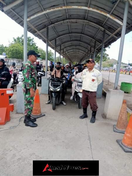 Pengamanan Pelabuhan Poto Tano, Babinsa Pastikan Situasi Aman dan Kondusif