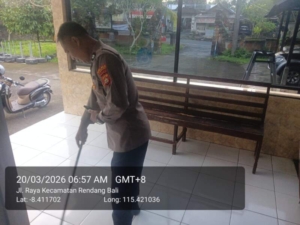 Personil Polsek Rendang Melaksanakan Kebersihan Ruangan Guna Menjaga Ruangan Tetap Bersih Dan Nyaman