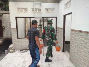 Bantu Warga Renovasi Rumah, Babinsa Dawan Kaler Tegaskan TNI Hadir Jadi Solusi Atasi Kesulitan Rakyat