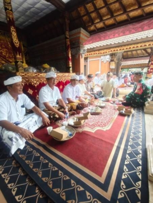 Tak Sekadar Hadir, Babinsa Petulu Ikut Menguatkan Pelestarian Warisan Leluhur