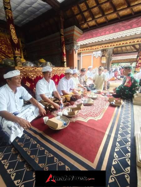 Tak Sekadar Hadir, Babinsa Petulu Ikut Menguatkan Pelestarian Warisan Leluhur