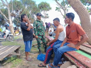 Babinsa Sertu Firmansyah Turun Langsung Amankan Kawasan Wisata Pantai Ria