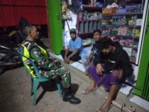 Patroli Siskamling Babinsa Dorong Kesadaran Kebersihan dan Keamanan Lingkungan
