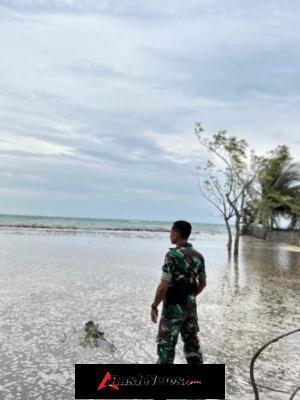 Babinsa Koramil 1612-04/Elar Sigap Bantu Warga Bersihkan Dampak Banjir Rob di Manggarai Timur