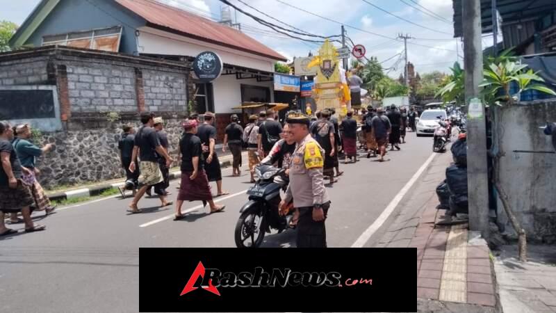 Bhabinkamtibmas Kel. Kesiman Kawal Prosesi Pelebon dari Griya Ambengan Menuju Setra Waribang