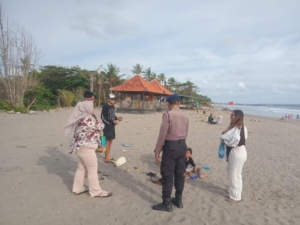 Jaga Kenyamanan Pantai, Satpolairud Badung Imbau Wisatawan Jaga Kebersihan