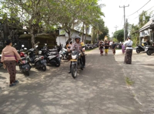 Bhabinkamtibmas Desa Saba Hadir Amankan Upacara Ngaben Di Desa Adat Bonbiyu