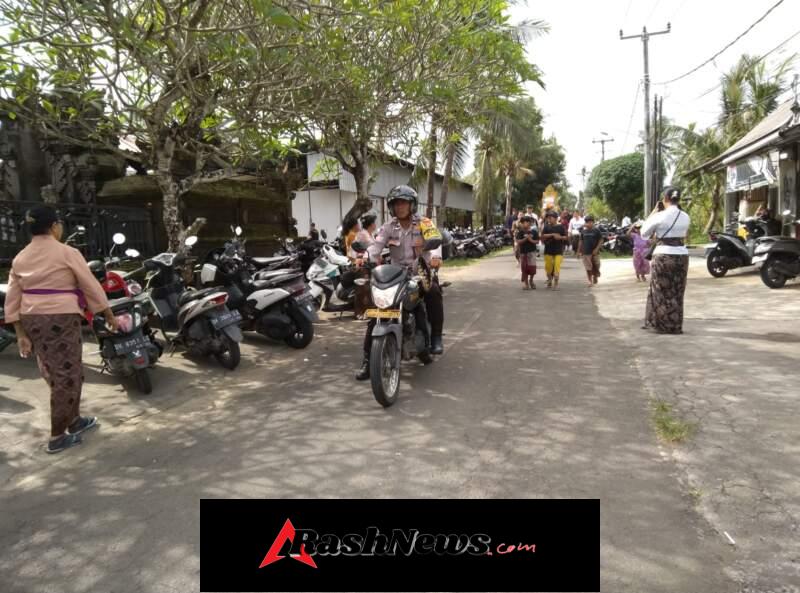Bhabinkamtibmas Desa Saba Hadir Amankan Upacara Ngaben Di Desa Adat Bonbiyu