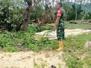 Monitoring Wilayah, Babinsa Maurole Imbau Keselamatan Kerja di Proyek KDKMP
