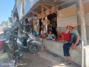 Jaga Kondusifitas Wilayah, Babinsa Beru Laksanakan Patroli dan Komsos