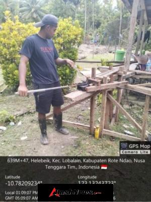 Babinsa Koramil 1627-01/Baa Turun Langsung ke Lokasi Pembangunan