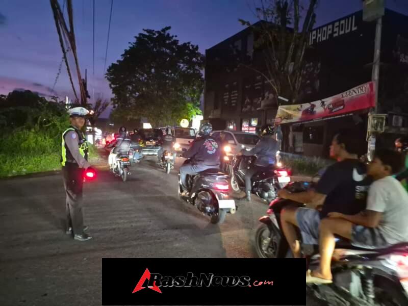 Polsek Kuta Utara Atasi Kepadatan Arus Lalin Malam  Hari Di Jalan Raya Canggu   Kuta Utara – Polsek Kuta Utara melalui Unit Lalu Lintas  Utara terus berupaya mengatasi kemacetan arus lalu lintas malam hari di Jalan Raya Canggu. Mereka menggelar pengaturan lalu lintas di titik-titik rawan kemacetan, seperti simpang Men Lari, Simpang Kayu Tulang, Simpang Berawa Padonan, dan Simpang Camat. Selasa (24/3/2026) sore.   Kanit Lantas Polsek Kuta Utara, Iptu   I Nyoman Suryawan  menyatakan bahwa kegiatan ini rutin dilakukan pada pagi, siang, dan malam hari untuk mengurangi kemacetan dan meningkatkan keselamatan pengguna jalan. “Kami terus berupaya memberikan pelayanan terbaik kepada masyarakat dengan meningkatkan pengaturan dan patroli, sehingga diharapkan dapat mengurangi kemacetan dan mencegah terjadinya aksi kejahatan,” ujarnya.   Personel Unit Lalu Lintas Polsek Kuta Utara  juga mengimbau masyarakat pengendara  untuk mematuhi rambu-rambu lalu lintas saat melintas di jalan raya Canggu  dan mengikuti arahan petugas di lapangan.   Kanit Lantas juga menambahkan  bahwa  kegiatan ini di lakukan secara berkelanjutan terutama di lokasi-lokasi sering terjadi  kemacetan termasuk jalur selatan.   “Dengan upaya pengaturan dari  pagi  hingga malam hari ini, diharapkan dapat menciptakan suasana lalu lintas yang aman, lancar, dan tertib di Jalan Raya Canggu,” Tutup Kanit Lantas Iptu Suryawan.