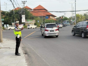 Ops Ketupat Agung 2026, Polisi Atur Arus Lalin di Simpang GBB Sanur Demi Kelancaran Aktivitas Masyarakat