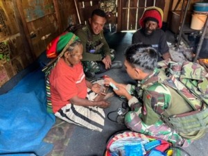 Menyapa dengan Hati, Satgas Yonif 743/PSY Layani Kesehatan Warga Pruleme