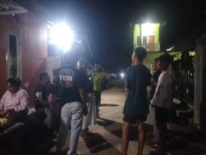 Patroli Malam di Desa Soro, Babinsa Ajak Warga Jaga Kamtibmas