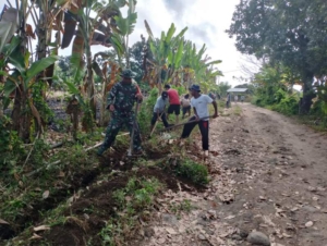 Aksi Nyata Babinsa Kadindi, Sertu Sukrin Bantu Warga Pasang Saluran Air Bersih