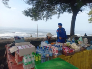 Polisi Banjar Satpolairud Polres Gianyar Sambangi Aktivitas Masyarakat di Pantai Masceti