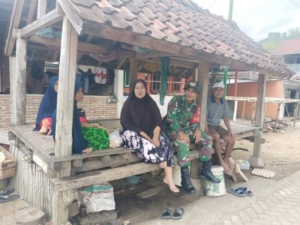 Suasana Lebaran Dimanfaatkan Babinsa untuk Bangun Keharmonisan Desa