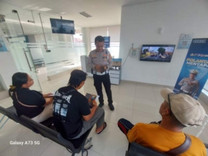 Kanit Regident Polres Karangasem Memberikan Sosialisasi Leafleat Tentang Penggolongan SIM C