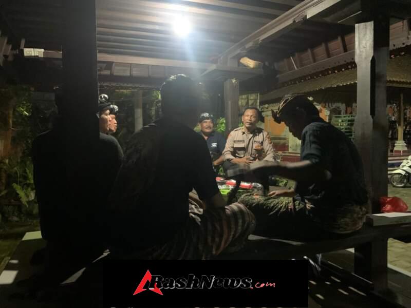 Humanis dan Responsif, Polres Badung Rangkul Warga Lewat Jumat Curhat   Mangupura – Polres Badung terus menunjukkan komitmennya dalam membangun kedekatan dengan masyarakat melalui kegiatan Jumat Curhat dan Jumat Berkah yang dilaksanakan di wilayah Kecamatan Abiansemal pada kamis malam (26/3/26). Kegiatan ini bertujuan untuk menyerap aspirasi, mendengarkan langsung keluhan warga, serta memberikan edukasi hukum secara terbuka. Dengan pendekatan humanis, Polres Badung berharap mampu menciptakan situasi kamtibmas yang aman dan kondusif melalui sinergi antara polisi dan masyarakat.  Kegiatan yang berlangsung di Br. Pande, Desa Abiansemal ini menyasar masyarakat setempat sebagai mitra utama dalam menjaga keamanan lingkungan. Dalam pelaksanaannya, Kapolres Badung diwakili oleh Ps. Kasubbag Binops Bagops Polres Badung Iptu I Ketut Sukarata bersama personel terkait. Warga diberikan ruang untuk bertanya langsung terkait berbagai permasalahan hukum, mulai dari pembuatan SKCK hingga penanganan kasus penyalahgunaan narkoba.  Kabag Ops Polres Badung, Kompol I Gusti Nyoman Sudarsana, S.St., dalam keterangannya menyampaikan bahwa kegiatan Jumat Curhat merupakan wadah komunikasi dua arah antara Polri dan masyarakat. “Melalui kegiatan ini, kami ingin hadir lebih dekat, mendengar langsung permasalahan di lapangan, serta memberikan solusi yang tepat dan humanis kepada masyarakat,” ujarnya. Ia juga menegaskan bahwa Polri berkomitmen memberikan pelayanan terbaik, termasuk mendorong rehabilitasi bagi korban penyalahgunaan narkoba.  Diharapkan melalui kegiatan ini, masyarakat semakin percaya dan tidak ragu untuk berkoordinasi dengan pihak kepolisian dalam menjaga keamanan lingkungan. Polres Badung juga mengajak seluruh warga untuk aktif berpartisipasi menjaga situasi kamtibmas tetap kondusif, serta memanfaatkan layanan Call Center Polri 110 sebagai sarana pengaduan yang cepat, mudah, dan gratis. (hms)