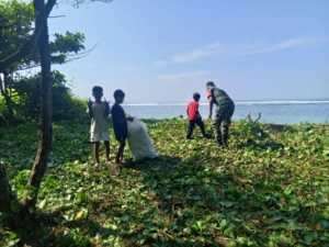 Sinergi Babinsa dan Masyarakat, Lingkungan Pantai Cemarah Dijaga Bersama