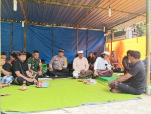 Wujud Empati dan Kepedulian, Bhabinkamtibmas Cempaga Hadiri Takziah Tokoh Pendidikan