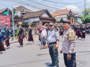 Sinergi Bhabinkamtibmas, Pecalang dan Linmas Amankan Prosesi Ngaben Warga Banjar Dangin Tangluk